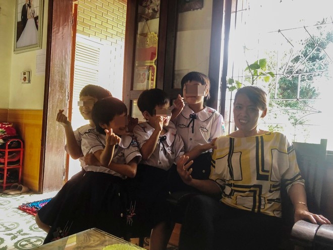 Mẹ Thảo cùng các con ở làng trẻ SOS. ẢNH: LAM NGỌC