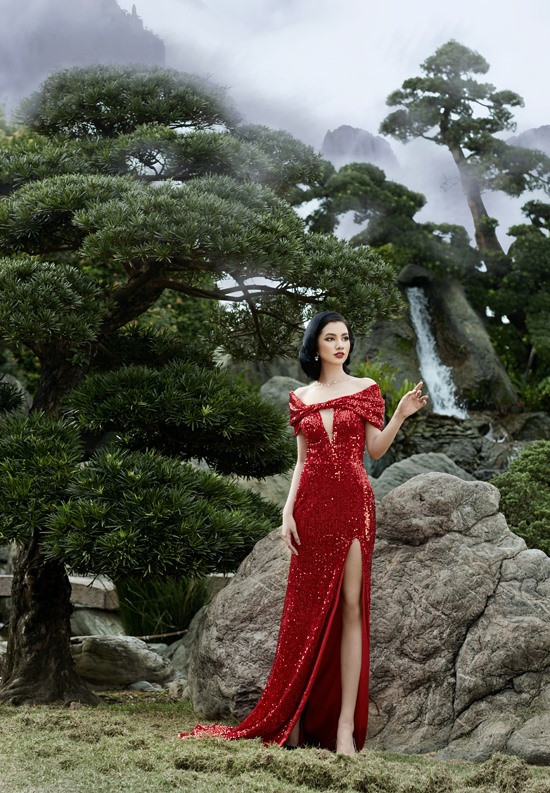 Người đẹp 18 tuổi cao 1,72 m, sở hữu gương mặt thanh tú, đôi mắt to tròn và làn da trắng.