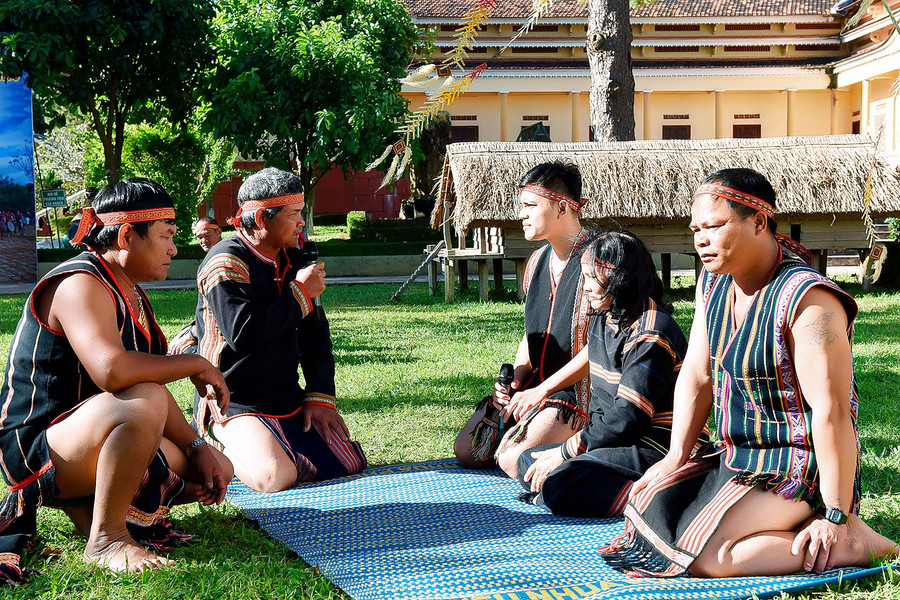 Để chuẩn bị tổ chức đám cưới thì hai bên gia đình đều chuẩn bị lễ vật của mình gồm: gà, rượu, cơm lam, vòng đồng, khăn thổ cẩm…