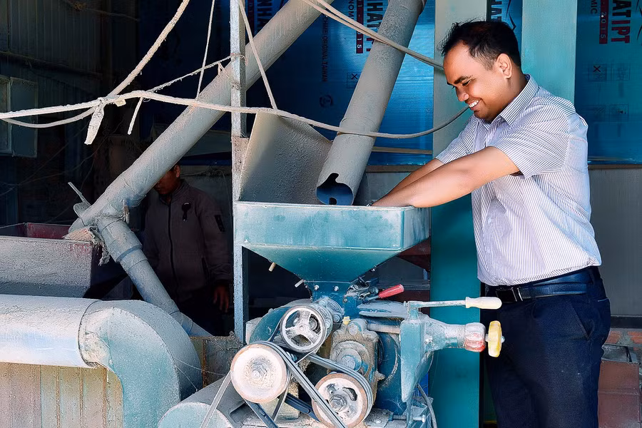 .Anh Ksor Tư-Chủ nhiệm Tổ hợp tác Nông nghiệp và Dịch vụ xã Ia Dêr đưa sản phẩm gạo A Sanh đến thị trường.