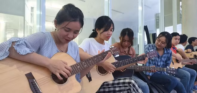 Kim Vàng (ngồi đầu hàng) cho biết ngoài kiến thức cơ bản được mọi người chỉ dạy, thì việc tự học cũng quan tỏng không kém ẢNH: TẤN ĐẠT