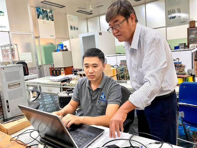 Tiến sĩ Nguyễn Vinh Quan hướng dẫn học viên nghiên cứu tại Trường ĐH Bách khoa TP.HCM - Ảnh: Hà Ánh Tiến sĩ Nguyễn Vinh Quan hướng dẫn học viên nghiên cứu tại Trường ĐH Bách khoa TP.HCM - Ảnh: Hà Ánh