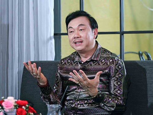 Chí Tài hoạt động nghệ thuật tại Việt Nam, còn bà xã sống tại Mỹ. Mỗi năm, cô đều bay về thăm ông. Ảnh: CTCC Chí Tài hoạt động nghệ thuật tại Việt Nam, còn bà xã sống tại Mỹ. Mỗi năm, cô đều bay về thăm ông. Ảnh: CTCC