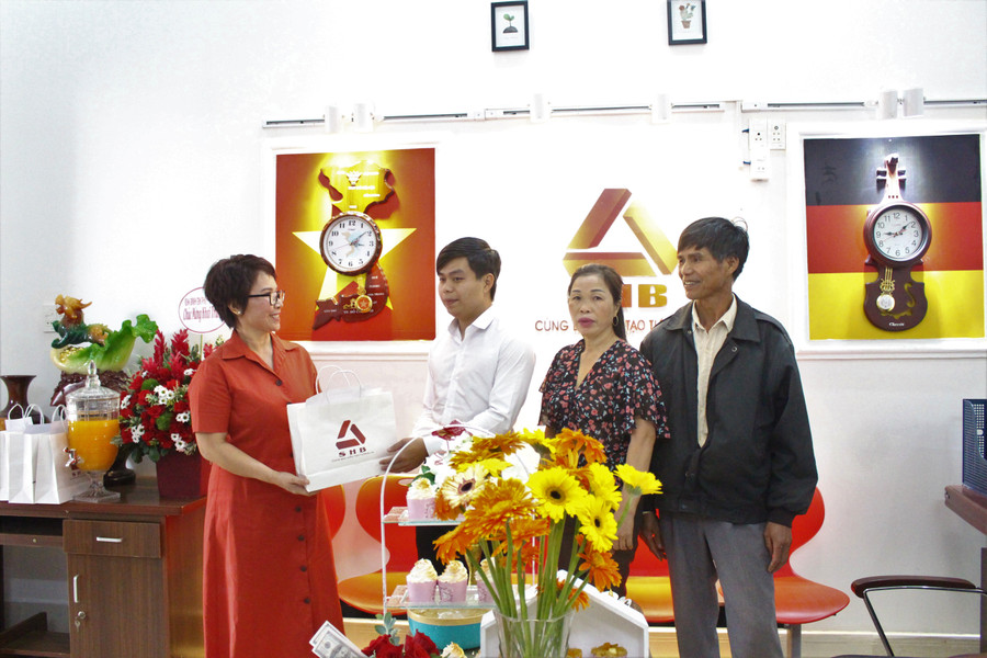 Bà Đặng Thị Lục (bìa trái)-Giám đốc Văn phòng đại diện tại Gia Lai trao quà cho học viên trong ngày khai trương. Ảnh: Bảo Lam Bà Đặng Thị Lục-Giám đốc Văn phòng đại diện tại Gia Lai trao quà cho học viên trong ngày khai trương. Ảnh: Bảo Lam