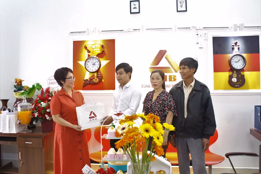 Bà Đặng Thị Lục-Giám đốc Văn phòng đại diện tại Gia Lai trao quà cho học viên trong ngày khai trương. Ảnh: Bảo Lam