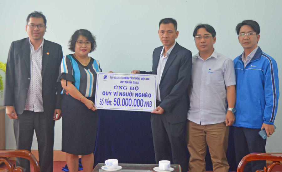 đại diện VNPT Gia Lai trao bảng tượng trưng