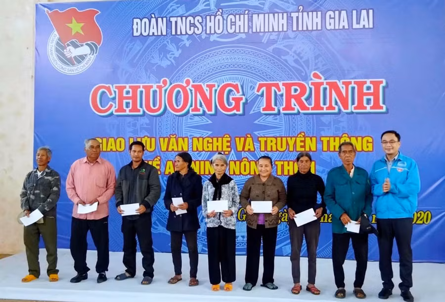  Tỉnh Đoàn tặng quà cho 8 hộ gia đình chính sách, gia đình có công với cách mạng ở xã Gào. Ảnh: Phan Lài