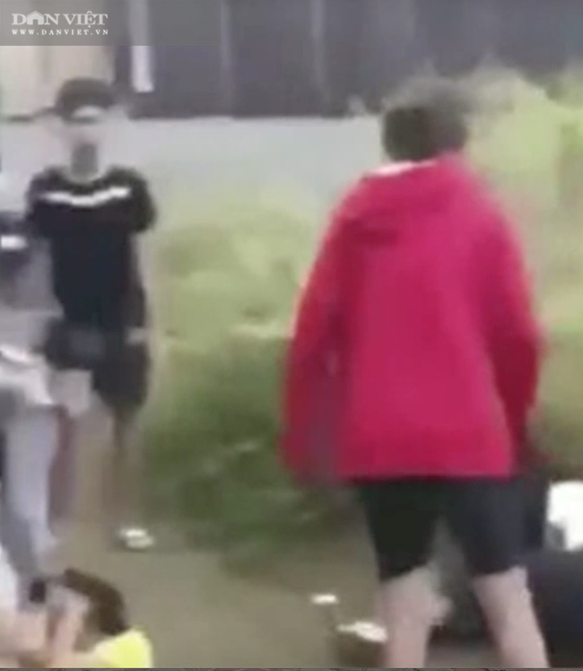 Mặc dù có nhiều nam sinh đứng xem nhưng không ai can ngăn, vẫn để hai 