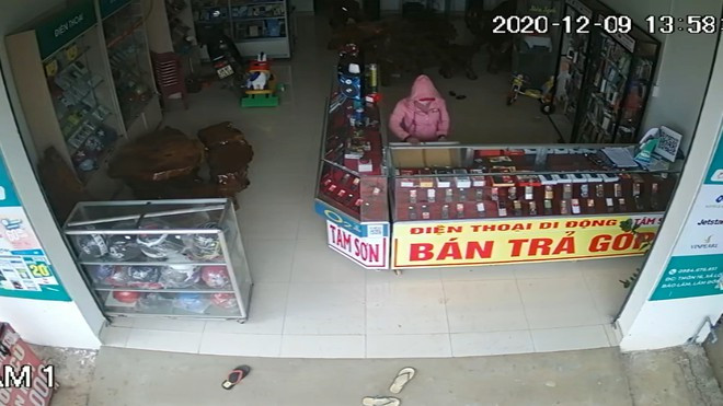 Sau khi dò thám, người phụ áo hồng đã vào bên trong mở tủ kinh lấy trộm 4 chiếc điện thoại