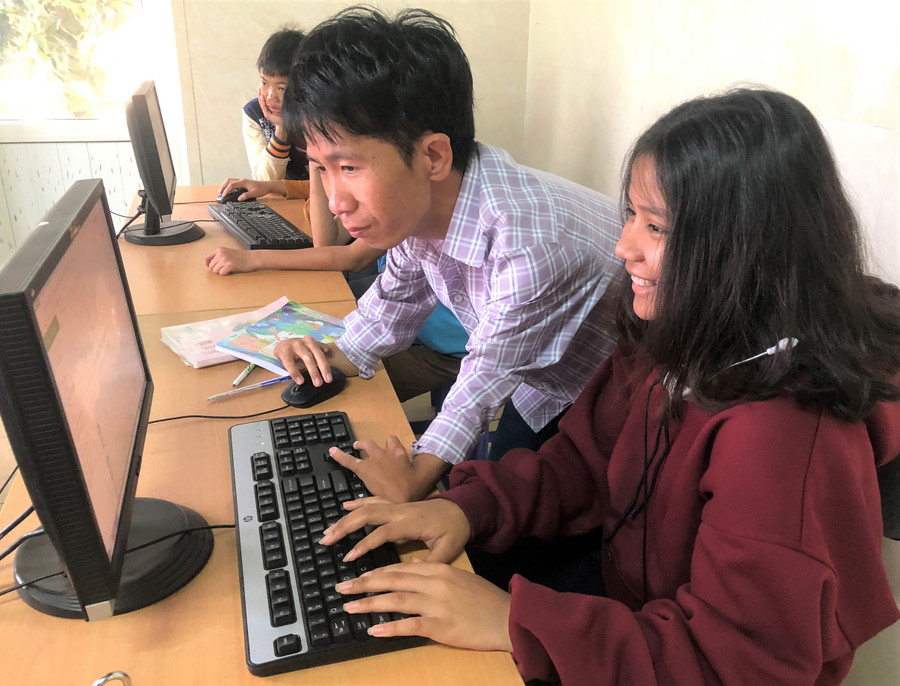 Anh Tăng Văn Hồng dạy tin học cho các em ở Trung tâm Bảo trợ Xã hội tổng hợp tỉnh. Ảnh: Đinh Yến
