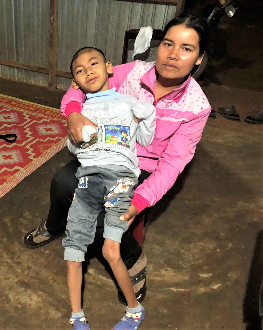 Chị Ksor H’Trir và cháu Kong. Ảnh: Hà Tây