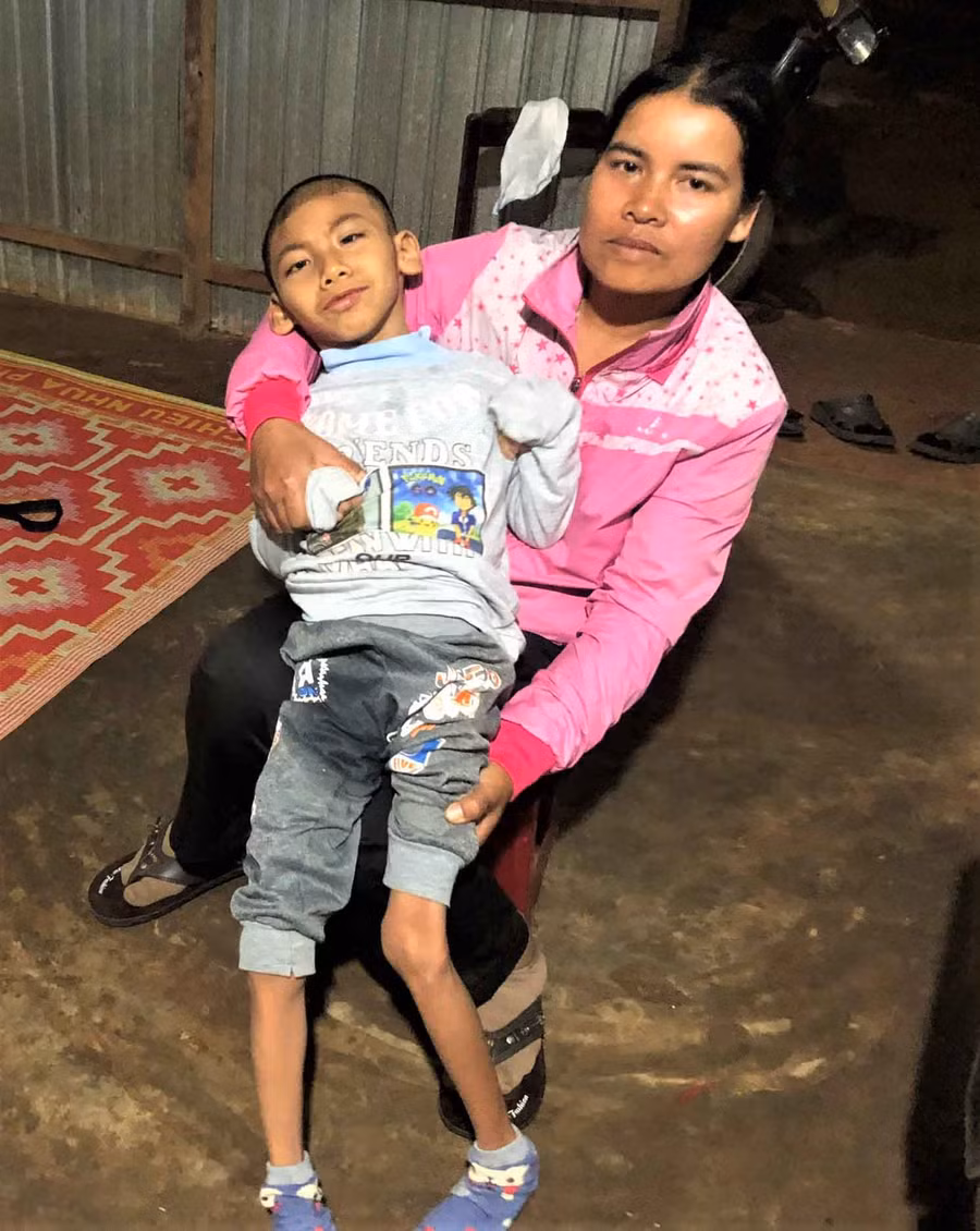 Chị Ksor H’Trir và cháu Kong. Ảnh: Hà Tây