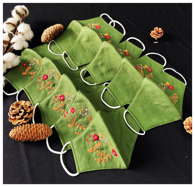 Khẩu trang giáng sinh của chị Hương được nhiều người nước ngoài ưa chuộng ẢNH: THANH HƯƠNG