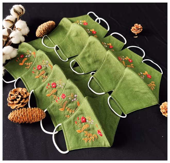 Khẩu trang giáng sinh của chị Hương được nhiều người nước ngoài ưa chuộng ẢNH: THANH HƯƠNG