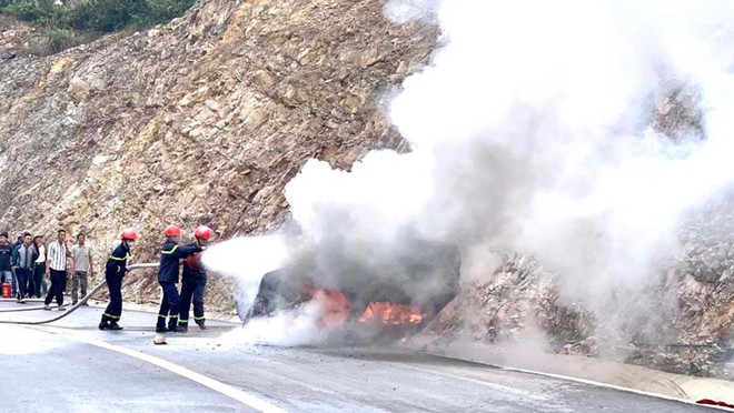 Lực lượng cứu hỏa triển khai các biện pháp dập lửa ẢNH N.H