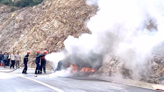 Lực lượng cứu hỏa triển khai các biện pháp dập lửa ẢNH N.H