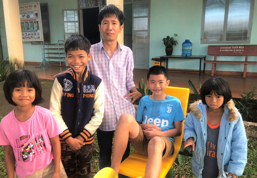 Anh Hồng cùng các em vui chơi trong giờ học ngoại khóa. Ảnh. Đinh Yến