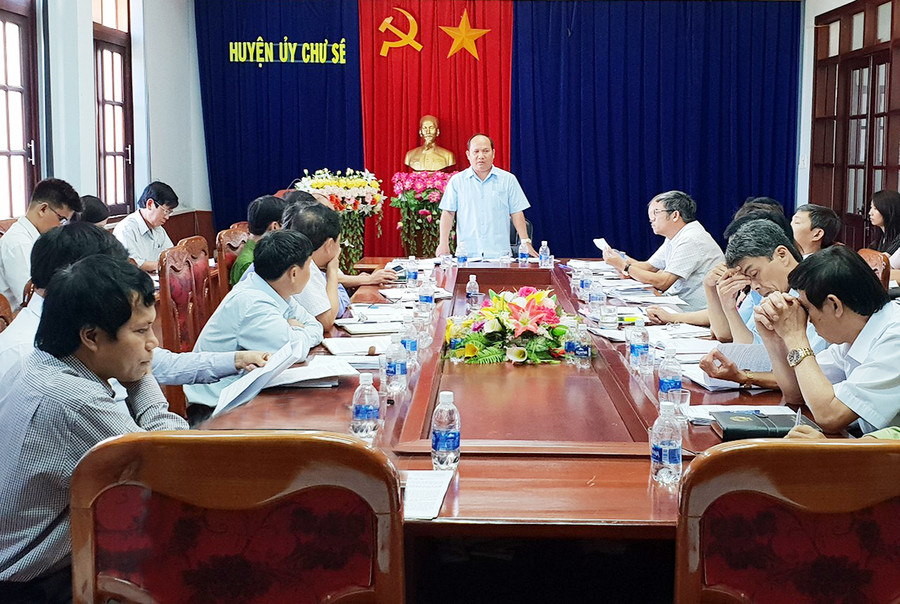  Đồng chí Rah Lan Chung chủ trì đoàn kiểm tra của Ban Thường vụ Tỉnh ủy làm việc với Ban Thường vụ Huyện ủy Chư Sê. Ảnh: Ban Nội Chính
