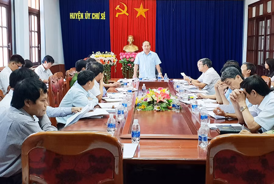  Đồng chí Rah Lan Chung chủ trì đoàn kiểm tra của Ban Thường vụ Tỉnh ủy làm việc với Ban Thường vụ Huyện ủy Chư Sê. Ảnh: Ban Nội Chính