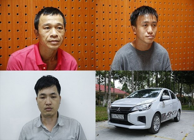 Các đối tượng và tang vật vụ án tại cơ quan công an. (Ảnh: TTXVN phát)