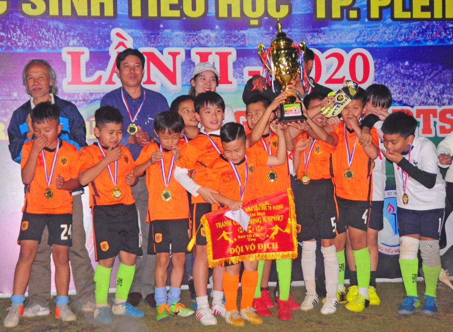 Ban tổ chức trao cúp vô địch cho đội bóng Trường Tiểu học Nguyễn Văn Trỗi. Ảnh: Nguyễn Tú