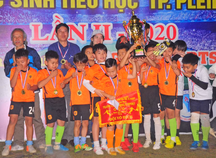 Ban tổ chức trao cúp vô địch cho đội bóng Trường Tiểu học Nguyễn Văn Trỗi. Ảnh: Nguyễn Tú