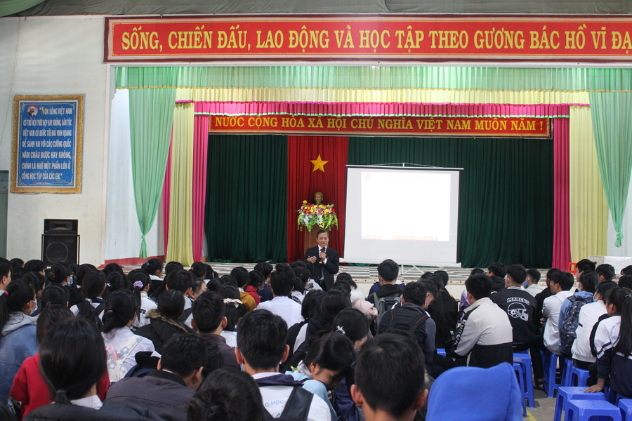  Tổ chức tư vấn tại Trường THPT Hoàng Hoa Thám (TP. Pleiku). Ảnh: Nguyễn Giang