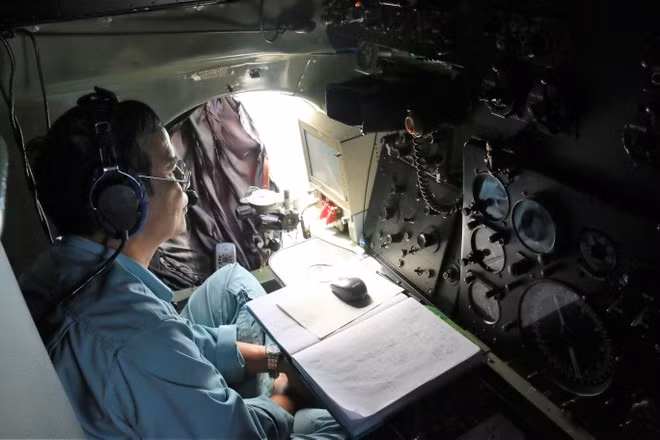 Sĩ quan thông tin trên không tìm kiếm mục tiêu trên máy bay An-26 làm nhiệm vụ trinh sát, tuần tiễu thềm lục địa Việt Nam, 2017. ẢNH: MAI THANH HẢI