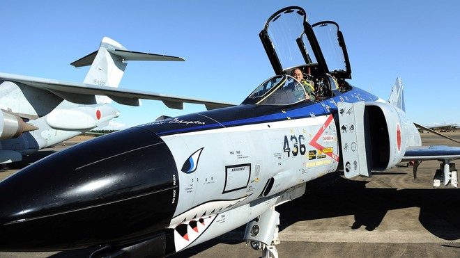 Thủ tướng Nhật Bản Yoshihide Suga ngồi trong một máy bay chiến đấu F-4EJ - Ảnh: Reuters Thủ tướng Nhật Bản Yoshihide Suga ngồi trong một máy bay chiến đấu F-4EJ - Ảnh: Reuters