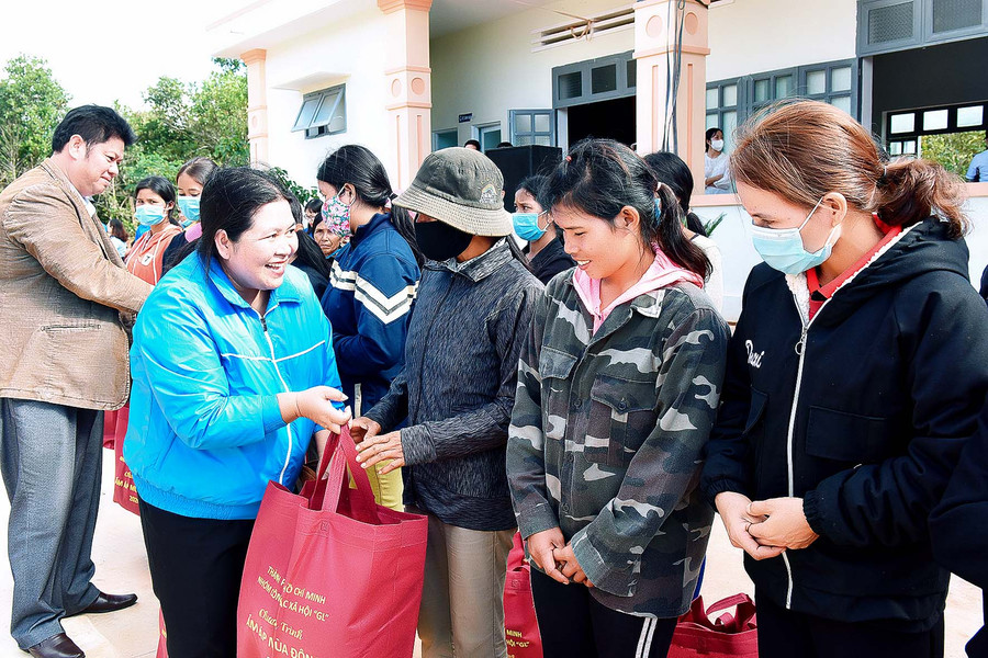 Ảnh 2: Chị Hà Thị Giang Thảo-Tỉnh ủy viên, Bí thư Tỉnh Đoàn Gia Lai tặng quà cho bà con khó khăn xã Đak Sơ Mei.