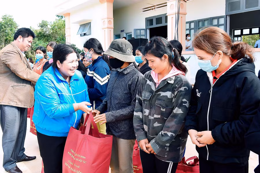 Ảnh 2: Chị Hà Thị Giang Thảo-Tỉnh ủy viên, Bí thư Tỉnh Đoàn Gia Lai tặng quà cho bà con khó khăn xã Đak Sơ Mei.