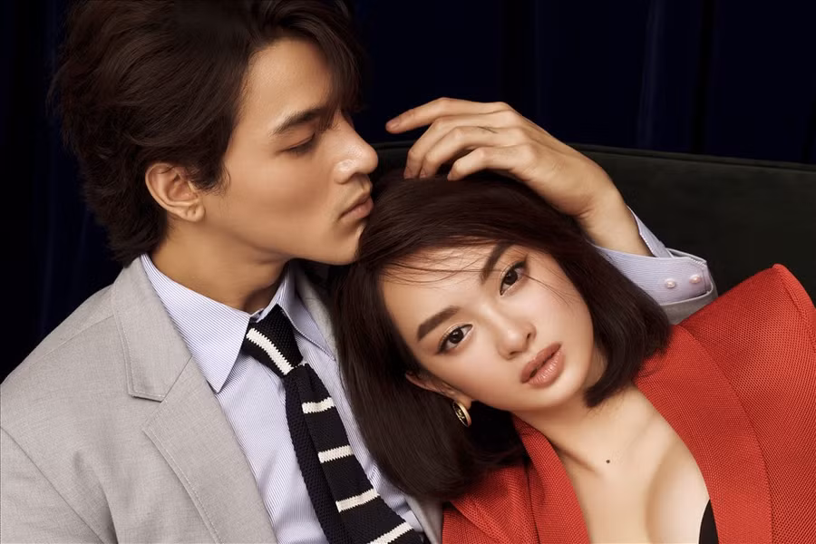 Cả hai đã không ngần ngại trao nhau những cử chỉ ngọt ngào trong bộ ảnh mới.