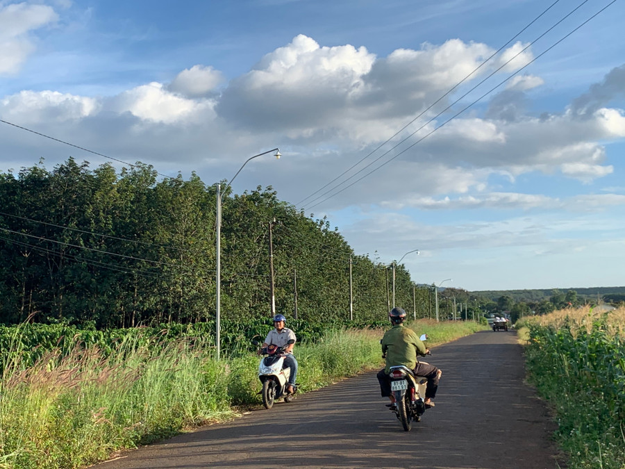 Nhờ huy động sức dân, tuyến đường điện Thắp sáng đường quê ở thôn 6 đã góp phần giúp xã Ia Tô (huyện Ia Grai) hoàn thiện cơ sở hạ tầng nông thôn mới. Ảnh P.L