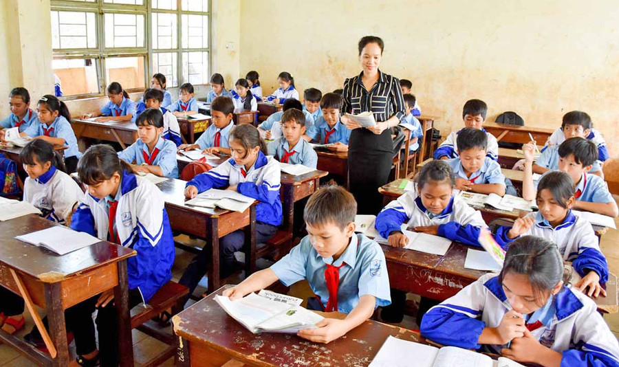 Cô và trò Trường THCS Nguyễn Trãi (thị trấn Nhơn Hòa, huyện Chư Pưh) trong 1 tiết học. Ảnh: Trần Dung