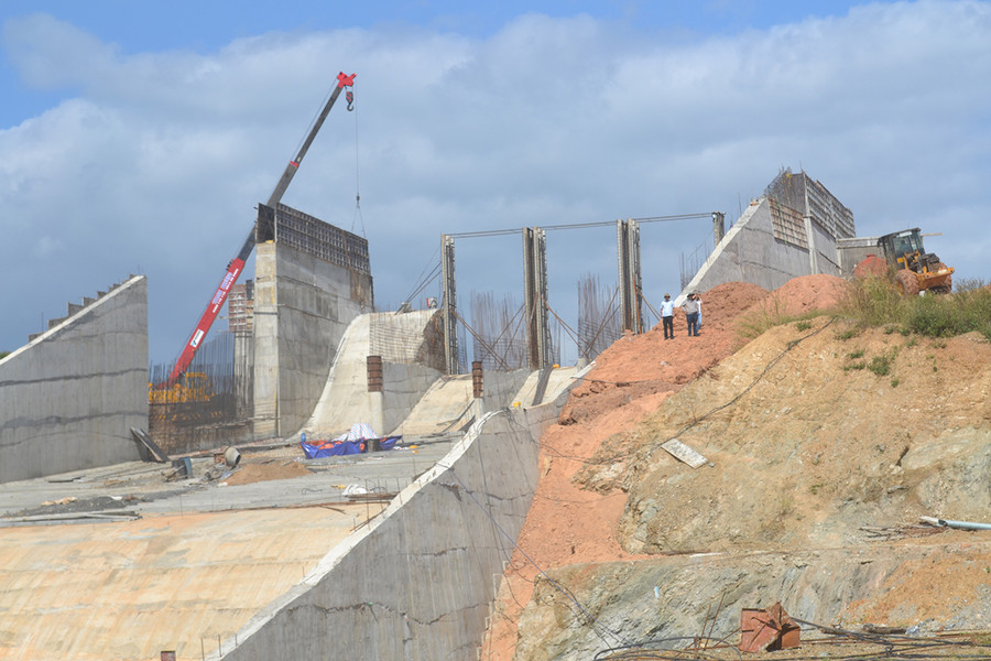  Thi công hoàn thiện tràn xả lũ hồ Plei Thơ Ga (xã Chư Don, huyện Chư Pưh). Ảnh: Hoàng Cư