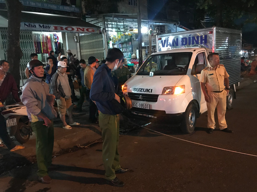 Lực lượng Công an đang xác minh làm rõ nguyên nhân vụ tai nạn. Ảnh: Văn Ngọc Lực lượng Công an đang xác minh làm rõ nguyên nhân vụ tai nạn. Ảnh: Văn Ngọc