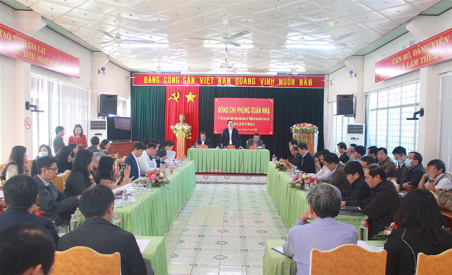 Quang cảnh buổi làm việc. Ảnh: Hồng Thi