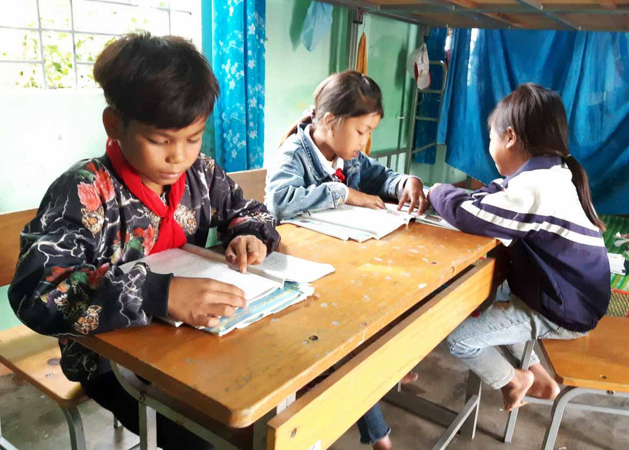 Học sinh Trường Tiểu học và THCS Đào Duy Từ (xã Yang Bắc, huyện Đak Pơ) học bài ở khu nội trú. Ảnh: Nhật Hào 