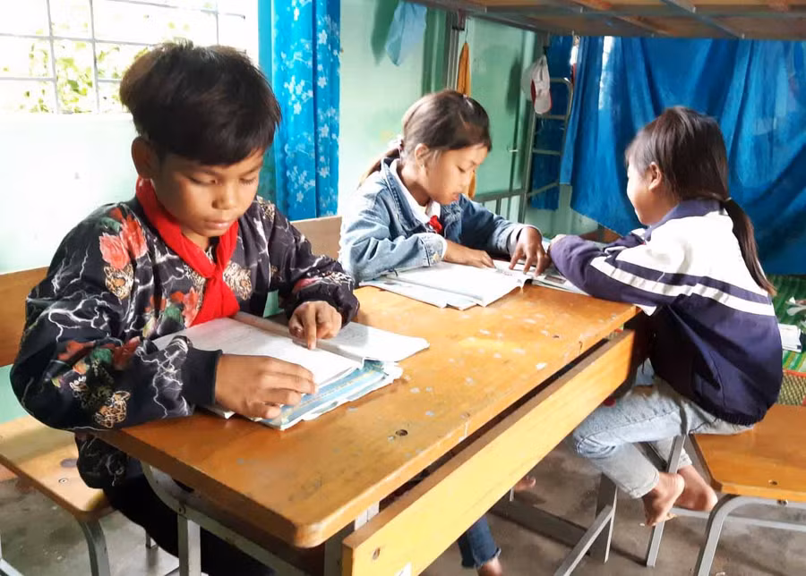 Học sinh Trường Tiểu học và THCS Đào Duy Từ (xã Yang Bắc, huyện Đak Pơ) học bài ở khu nội trú. Ảnh: Nhật Hào 