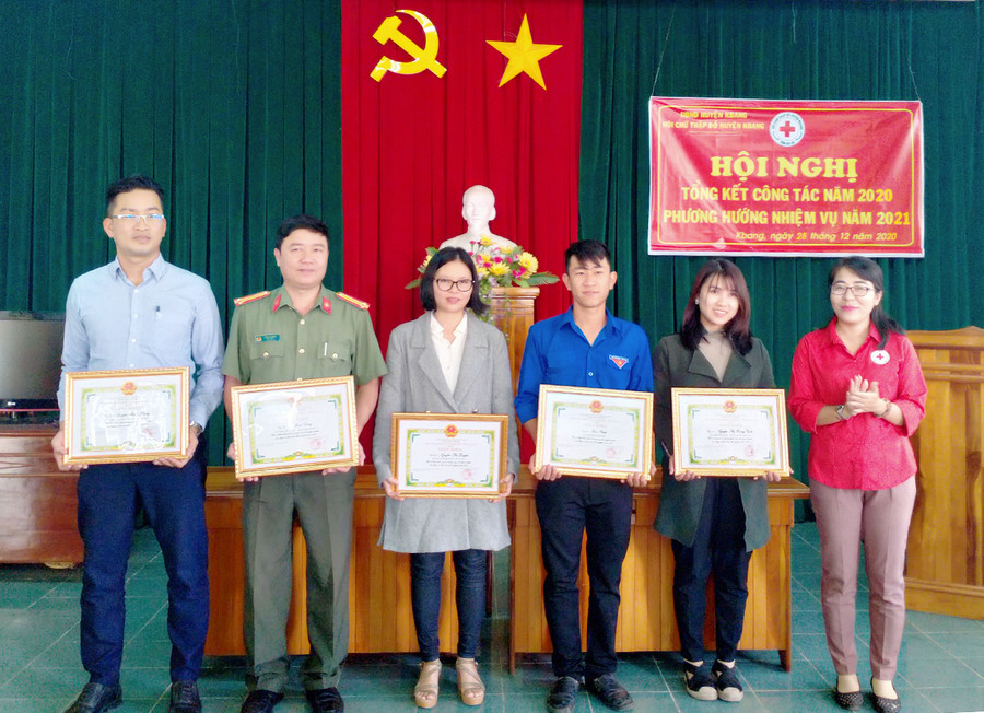 Khen thưởng 5 tập thể có thành tích xuất sắc trong công tác hiến máu tình nguyện. Ảnh: Hồng Hạnh UBND huyện đã khen thưởng cho 5 tập thể và 16 cá nhân có thành tích xuất sắc trong phong trào hiến máu tình nguyện. Ảnh: Hồng Hạnh