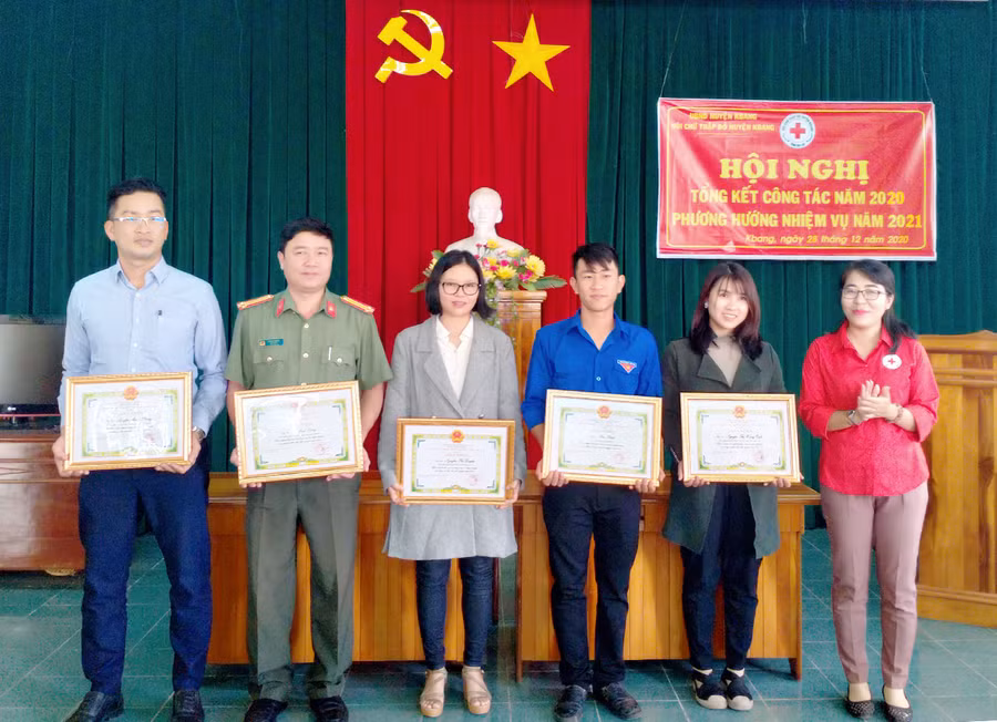  UBND huyện đã khen thưởng cho 5 tập thể và 16 cá nhân có thành tích xuất sắc trong phong trào hiến máu tình nguyện. Ảnh: Hồng Hạnh