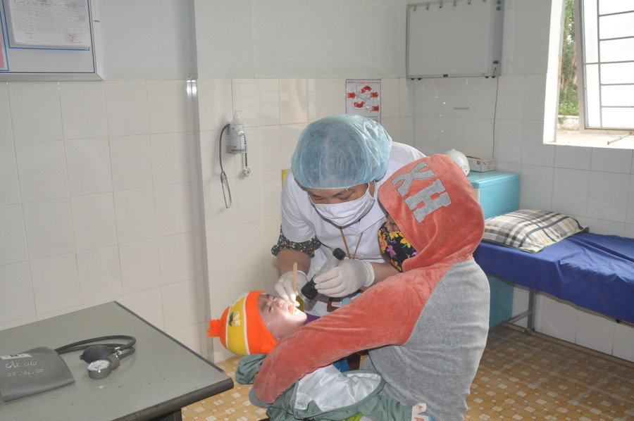 2. Bs Thái Thị Ngọc An-Trung tâm Y tế Đak Pơ khám bệnh cho bệnh nhân(1)