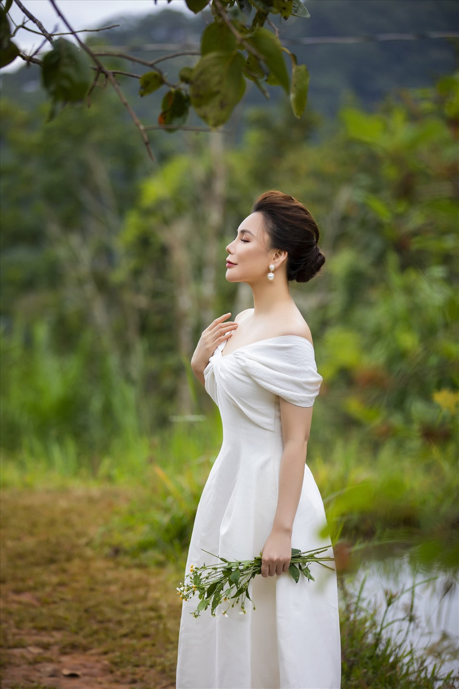 Cô lựa chọn trang phục tông màu trung tính, phong cách trang điểm và kiểu tóc trang nhã, tinh tế.