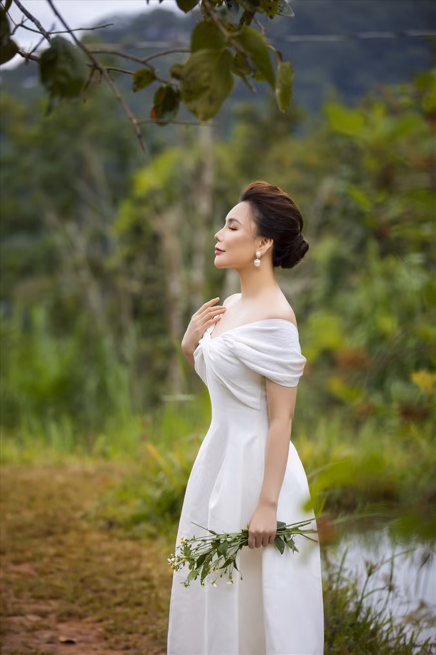 Cô lựa chọn trang phục tông màu trung tính, phong cách trang điểm và kiểu tóc trang nhã, tinh tế.