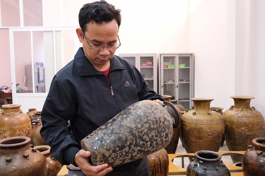  Bản sao chiếc bình gốm men sò tiêu biểu cho dòng gốm Quảng Đức (Phú Yên) được lưu giữ tại Bảo tàng tỉnh. Ảnh: Hoàng Ngọc