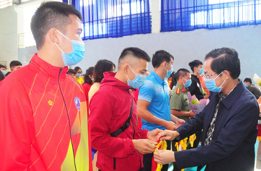 Ông Đô Tiến Đông-Phó Chủ tịch Thường trực UBND tỉnh Gia Lai tặng hoa cho các vận động viên. Ảnh: Thiên Di
