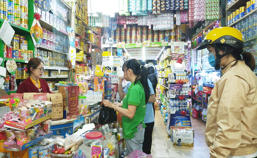 Hầu hết hộ kinh doanh trên địa bàn TP. Pleiku chấp hành nghiêm việc kê khai, nộp thuế theo quy định. Ảnh: Sơn Ca  Hầu hết hộ kinh doanh trên địa bàn TP. Pleiku chấp hành nghiêm việc kê khai, nộp thuế theo quy định. Ảnh: Sơn Ca