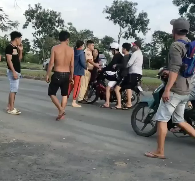 Trần Hoàng An (áo đen) ngồi giữa Trần Hoàng An (áo đen) ngồi giữa