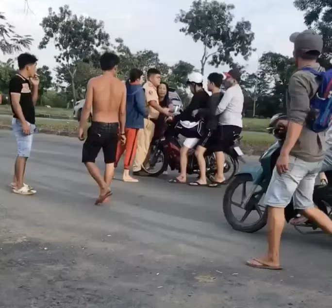 Trần Hoàng An (áo đen) ngồi giữa