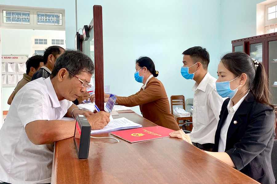 Đến thời điểm hiện tại, các khoản thu ngân sách trên địa bàn huyện Kông Chro đều đạt và vượt so với dự toán được giao. Ảnh: Hồng Thi Đến thời điểm hiện tại, các khoản thu ngân sách trên địa bàn huyện Kông Chro đều đạt và vượt so với dự toán được giao. Ảnh: Hồng Thi